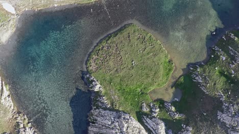 cascata di stroppia y lago niera rodeados de una naturaleza exuberante, vista aérea