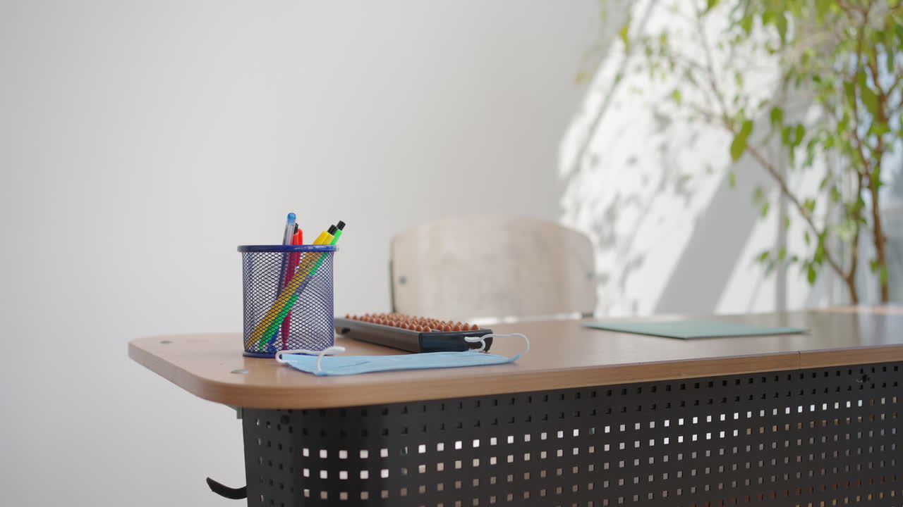 una oficina escolar durante una pandemia con máscaras y distancia social. la escuela se está preparando para trabajar en el modo de una pandemia y epidemia de coronavirus. el interior del aula de la escuela