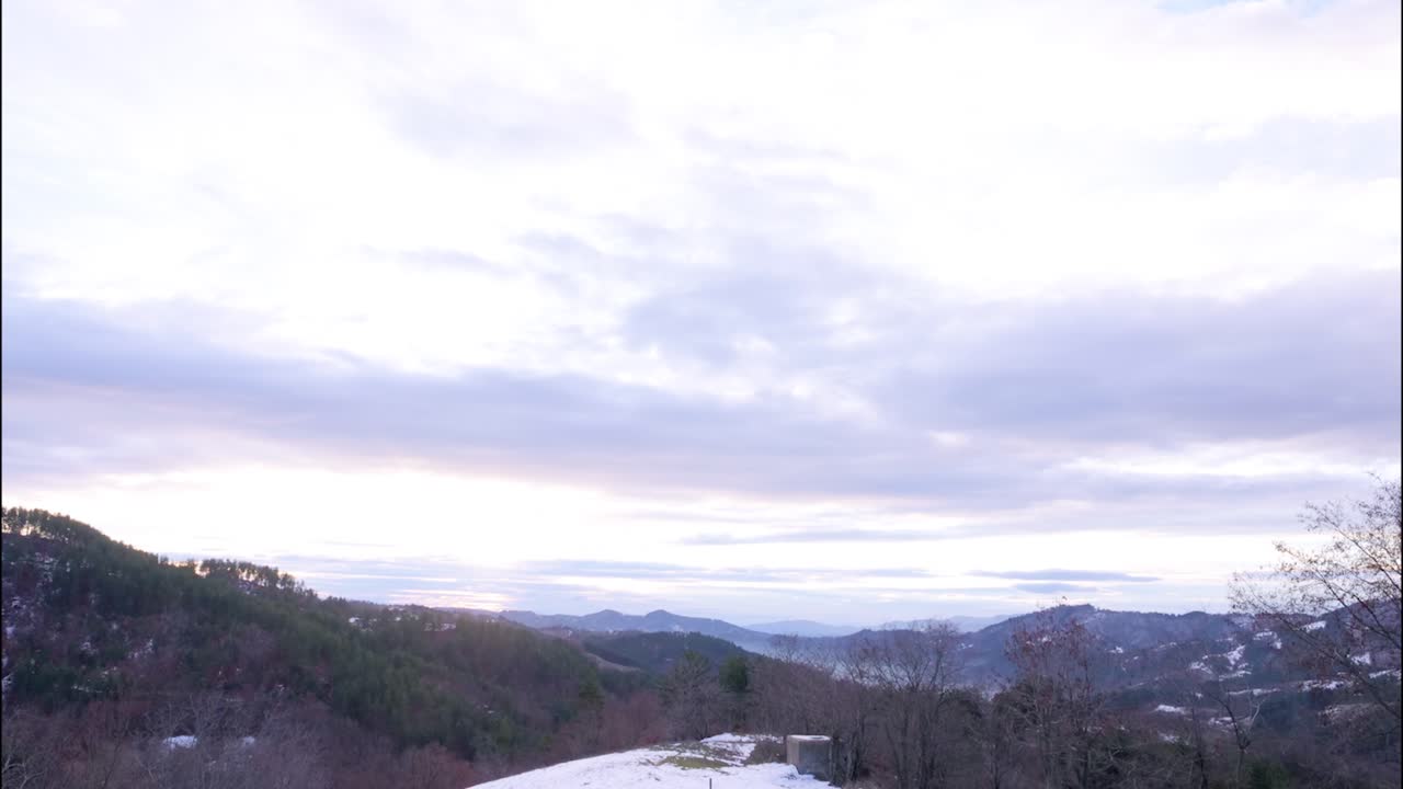 겨울에 로도프 산에서 해가 뜨는 모습, 타임  ⁇ 스