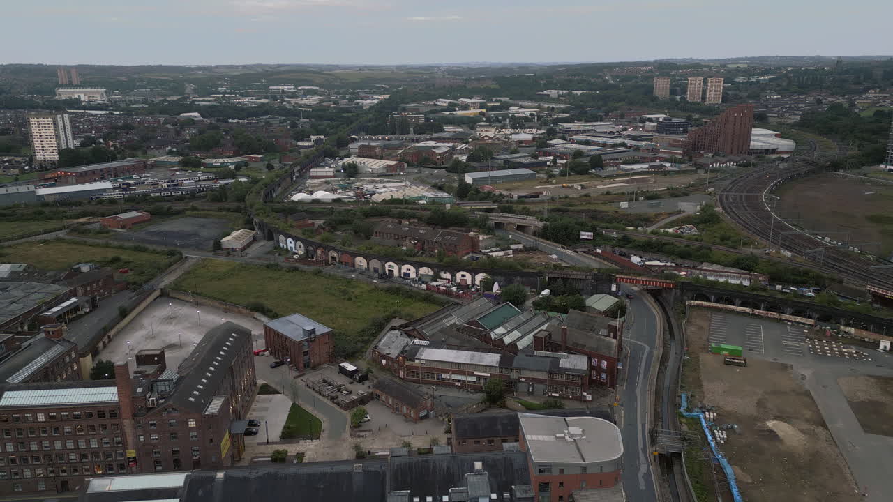 Ripresa aerea panoramica con drone che sorvola il bordo del centro di Leeds verso Holbeck.