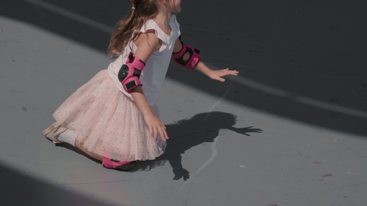 실내 스케이팅 경기장에서 재미를 느끼는 십대 소녀