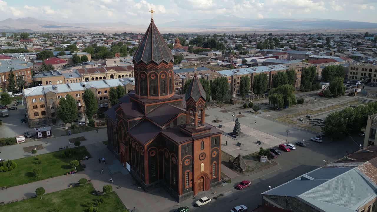 orbita aérea moderna retro iglesia del santo salvador en gyumri, armenia