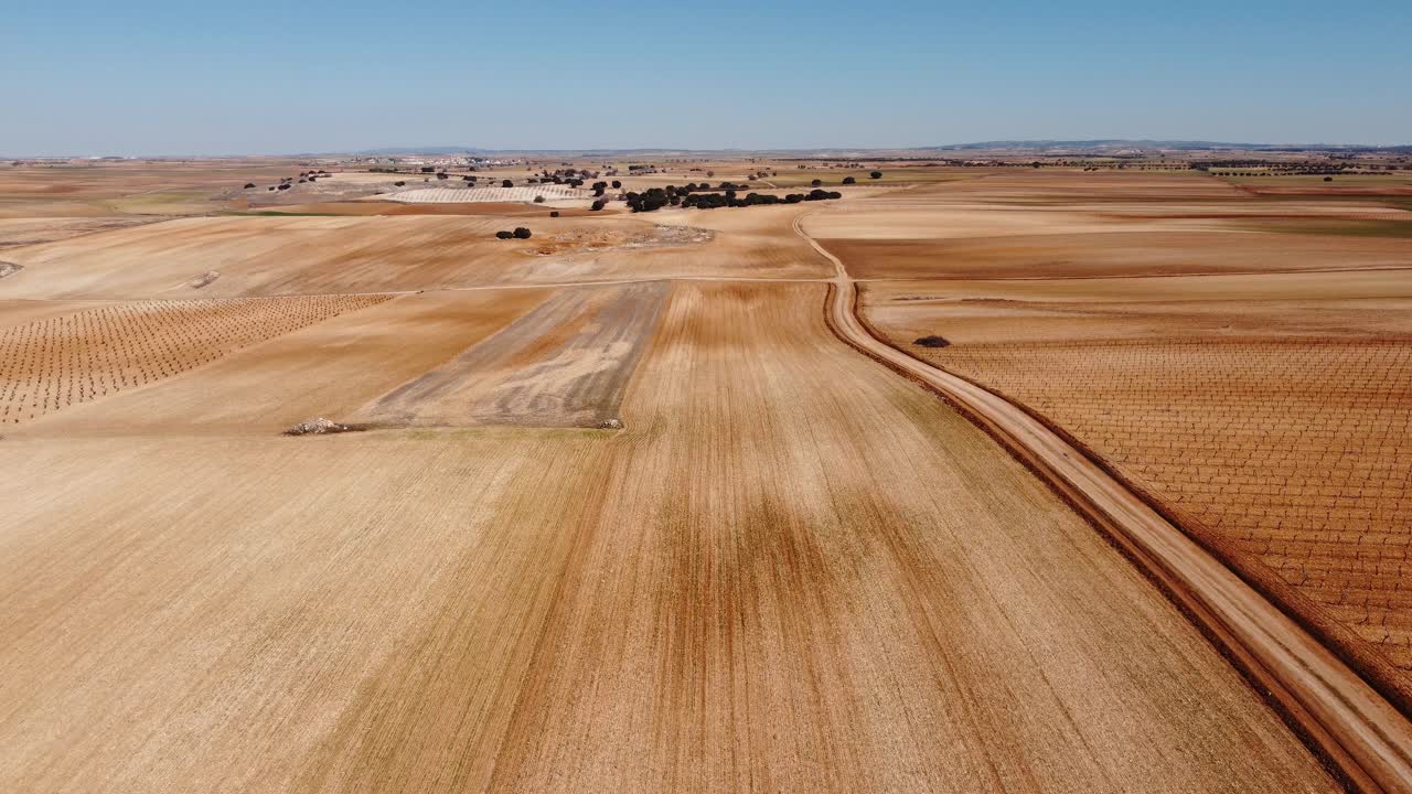 vista aérea de campos secos y líneas