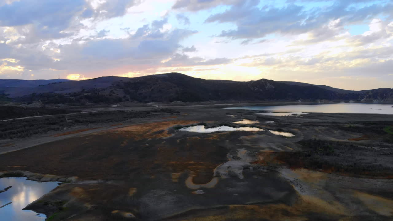el dron aéreo del lecho del lago seco vuela sobre el embalse del lago irvine, afectado por la sequía, en el sur de california; el lago está casi vacío en 2018 debido a la sequía