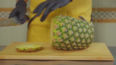 cortando una piña