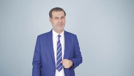 el hombre de negocios estornudando.