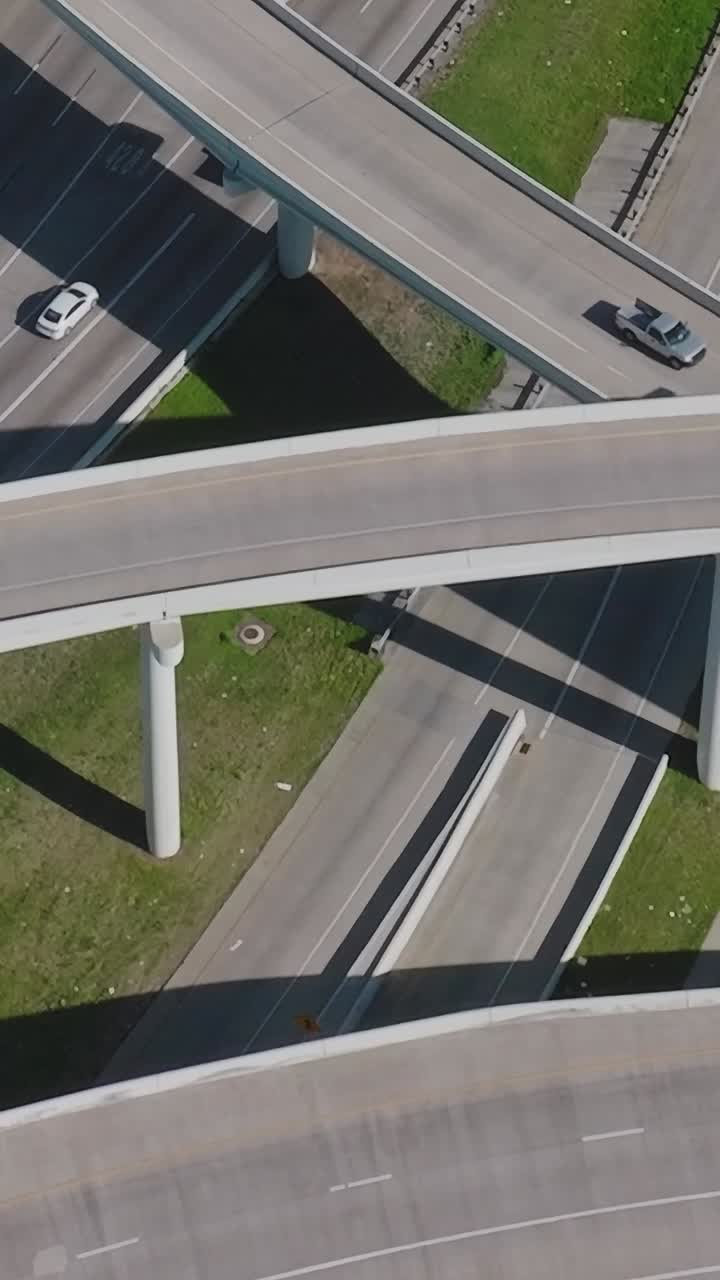 Traffico autostradale nel centro di Dallas, Texas, durante il giorno