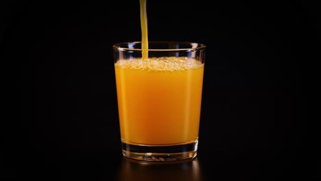 el jugo de naranja se vierte en un vaso