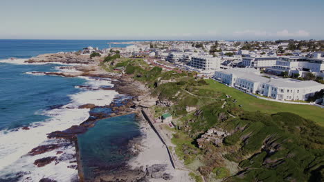 Idyllic-coastal-setting-of-Hermanus-overlooking-Walker-Bay,-Overstrand