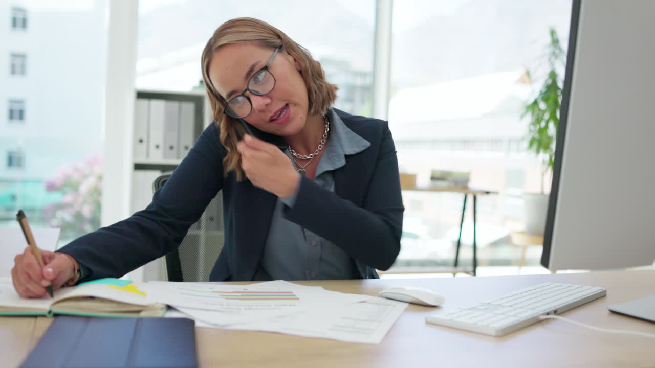 아시아 여성, 전화 통화 및 바쁜 멀티 태스킹