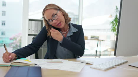 mujer asiática, llamada telefónica y multitarea en ocupado
