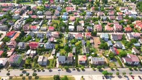 vista aérea de casas residenciales en primavera