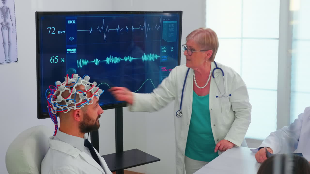 Scienziato che esegue un'analisi cerebrale su un medico usando una cuffia con sensori.