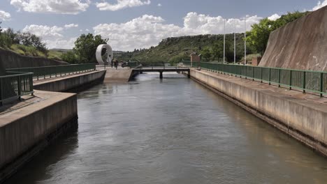 Desembocadura-De-La-Presa-Hidroeléctrica,-Donde-Resurge-El-Agua-De-La-Tubería-Subterránea