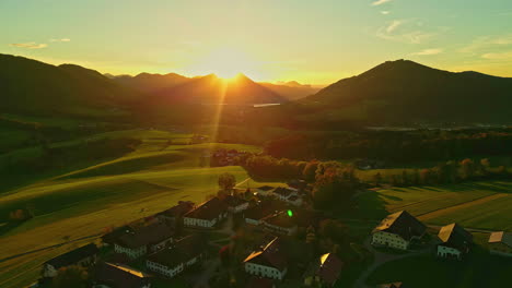 Luz-De-La-Hora-Dorada-Sobre-El-Pueblo-Rural-En-Los-Alpes-De-Austria,-Europa-Central