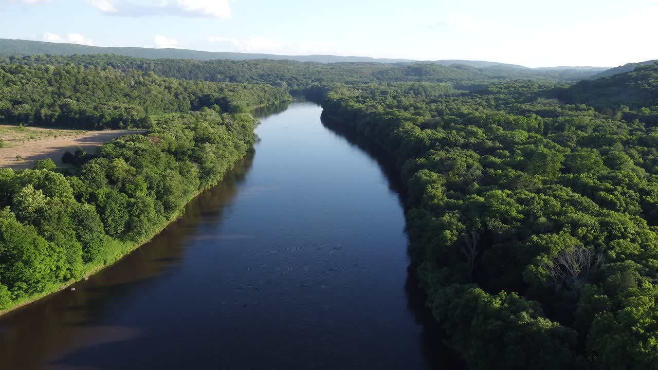 강과 나무가 내려다 보이는 조감도