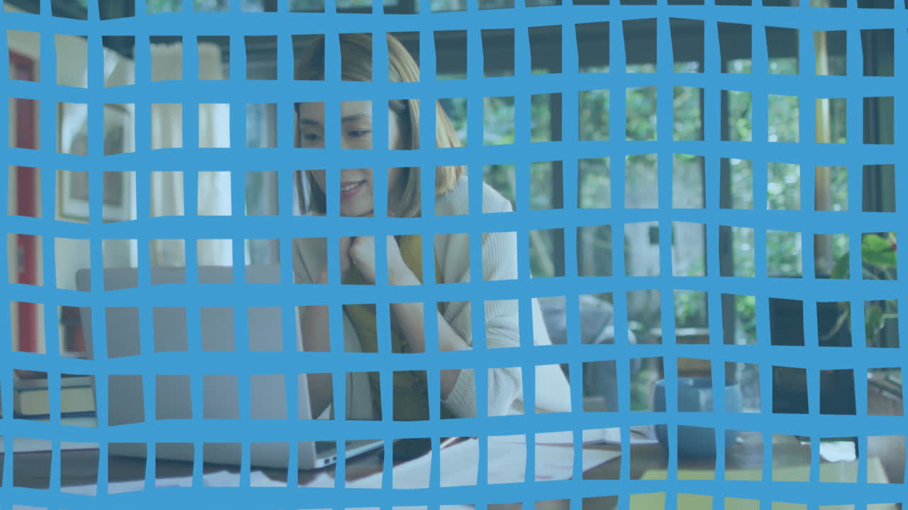 집에서 노트북으로 비디오 통화를 하는 아시아 여성에 대한 원활한 패턴으로 그리드 네트워크의 애니메이션