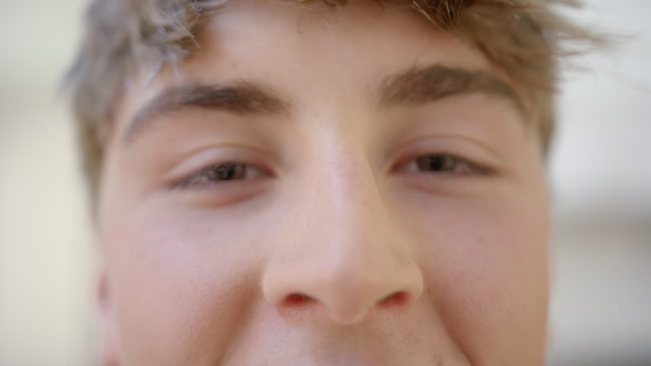 retrato de un adolescente caucásico feliz con cabello rubio en casa, en cámara lenta