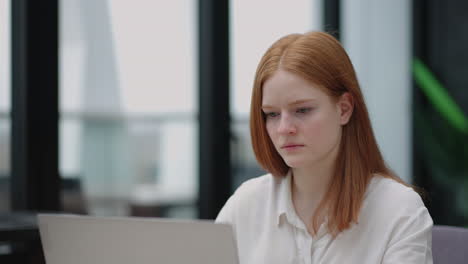 Pasante-En-La-Oficina-Una-Mujer-Joven-Está-Trabajando-Con-Una-Computadora-Portátil-En-Un-Bufete-De-Abogados-O-Un-Joven-Gerente-De-SEO-En-Una-Gran-Empresa