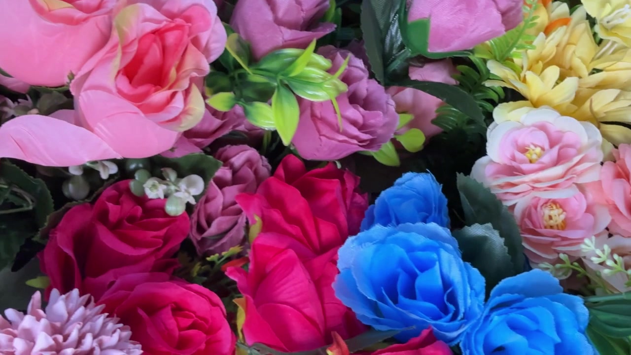 Close-up de um Arranjo de Flores Artificiais Vibrante