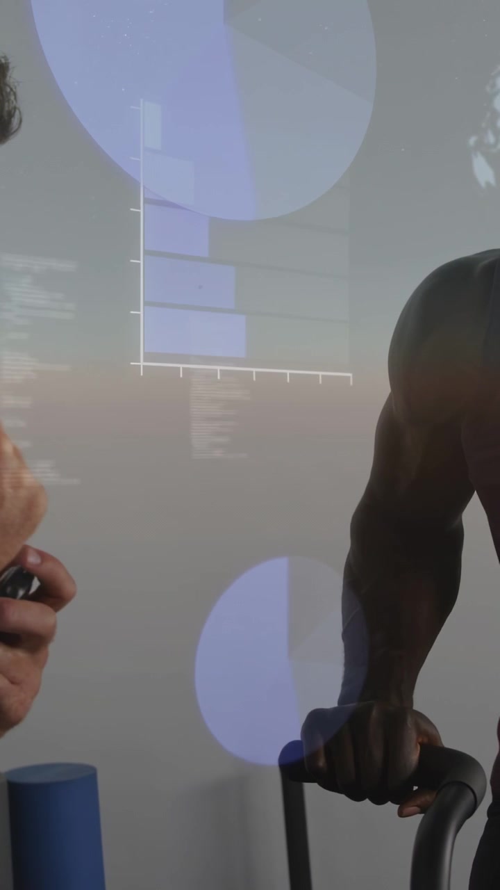 Video verticale: Allenatore che aziona un timer, avvia un HUD e incoraggia l'atleta, monitorando le metriche di fitness