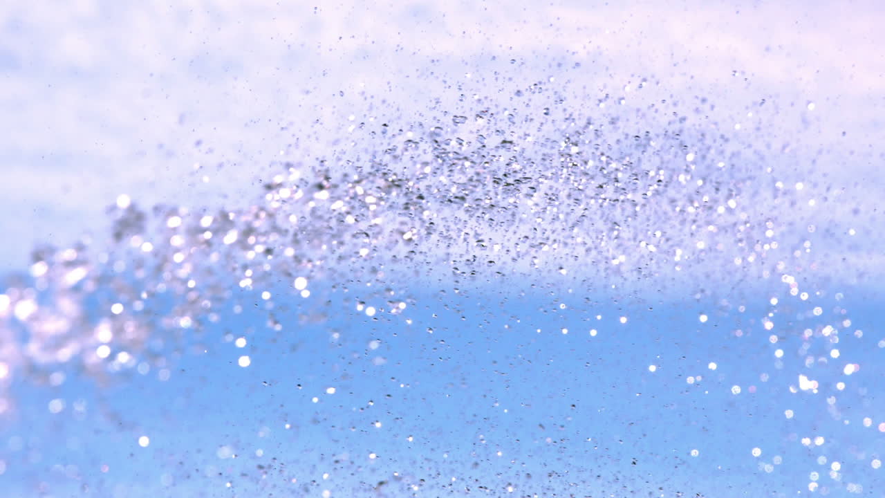 파란 하늘을 향해 물이 스프레이되고 있습니다.