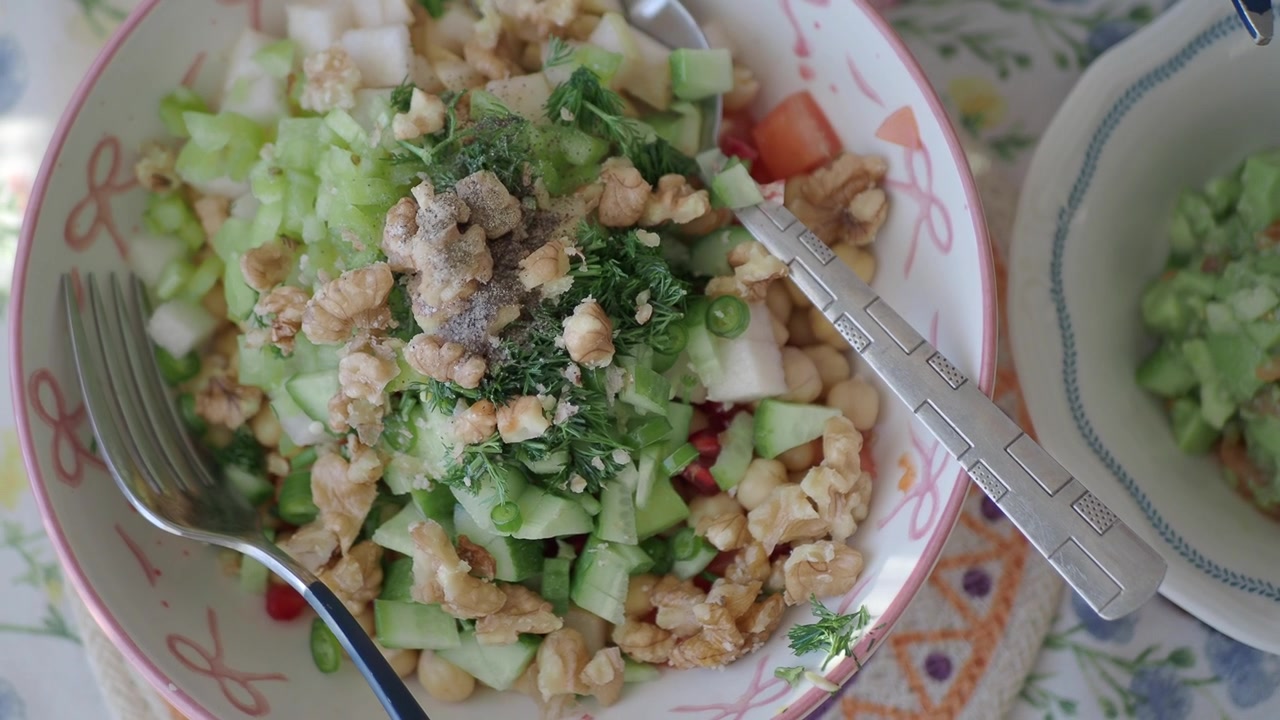 Salad rau tươi với quả óc chó trong tô trang trí