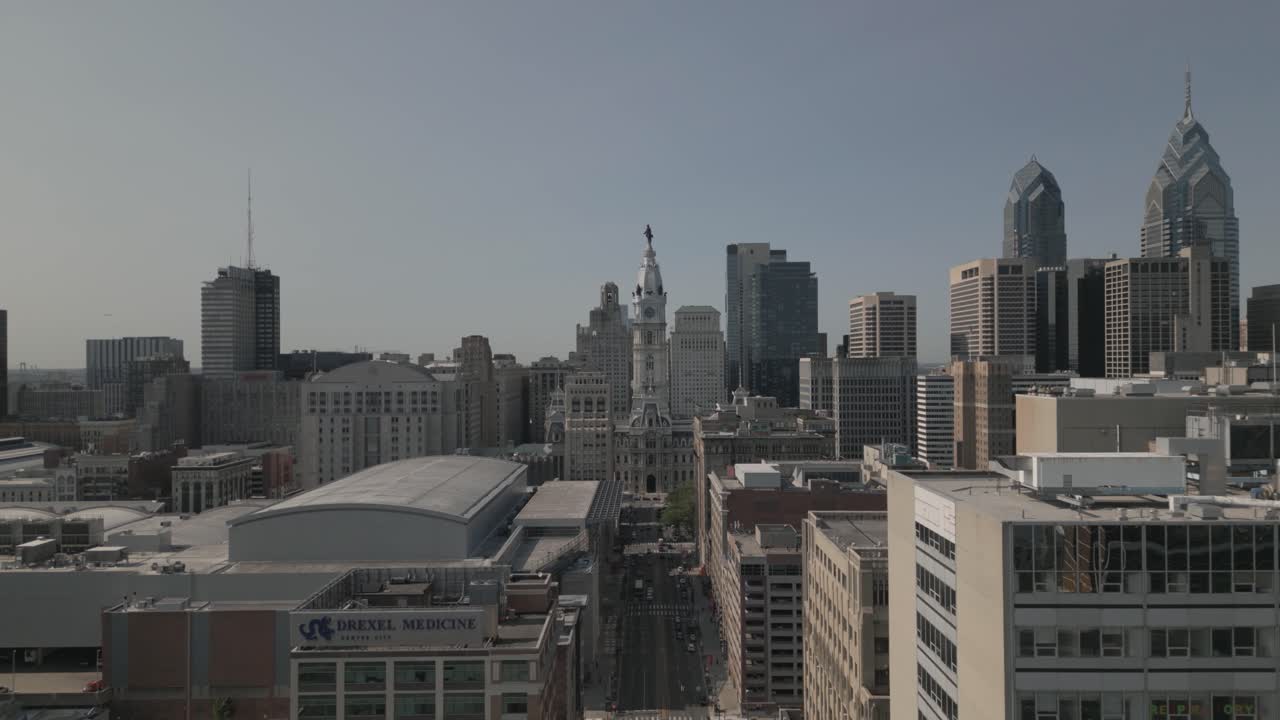 un dron de 4k se retiró al ayuntamiento en el centro de filadelfia, pensilvania.