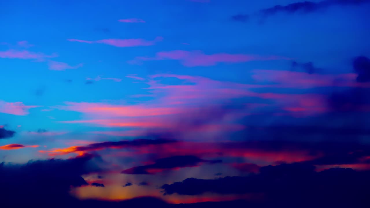 hipervelocidad de las nubes del atardecer desde el cielo azul claro hasta las nubes oscuras e hinchadas que se transforman en naranja rojo púrpura rosa violeta colores brillantes colores de impresionante visual impresionantes movimientos de genialidad celestial 2-3