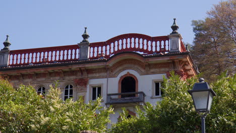 Una-Vista-De-Un-Antiguo-Hotel-Palacio-Abandonado-En-Lake-Como,-Bellagio,-Italia