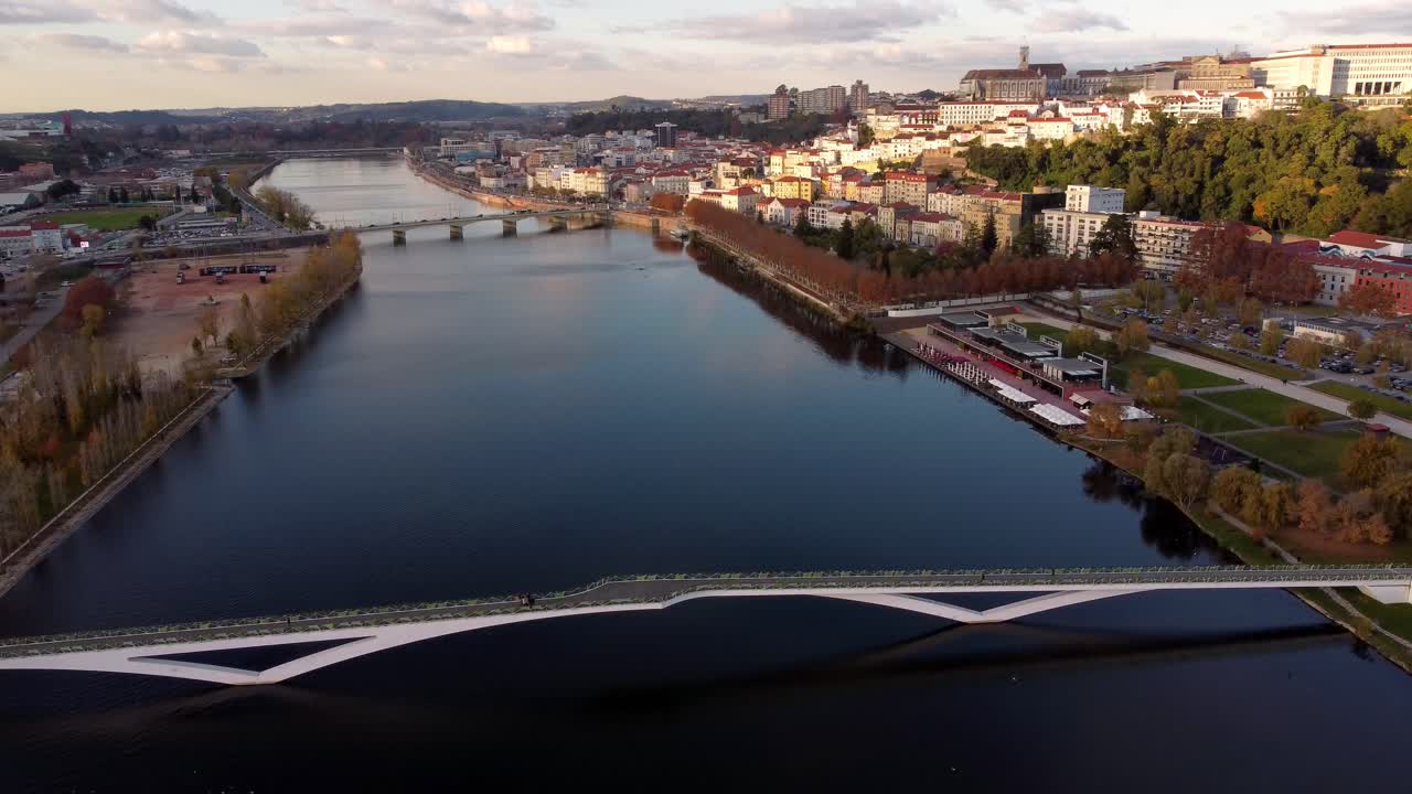 Veduta aerea della città universitaria di Coimbra in Portogallo, drone che sorvola il grande fiume con un ponte per collegare il centro della città vecchia