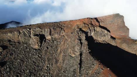 Imágenes-De-Drones-De-La-Cumbre-Piton-Des-Neiges-En-La-Isla-De-La-Reunión