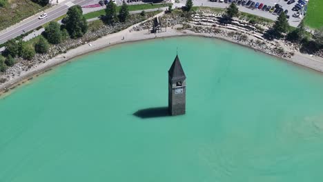 el viejo campanario de la iglesia de curon venosta que se levanta de las aguas del lago de resia, aldea de graun im vinschgau, región de trentino-alto adige de italia, europa