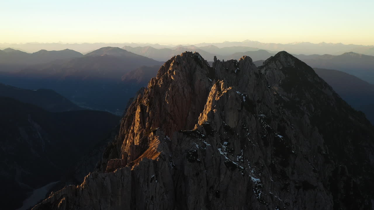Ripresa cinematografica con drone del Monte Mangart nelle Alpi Giulie in Slovenia.