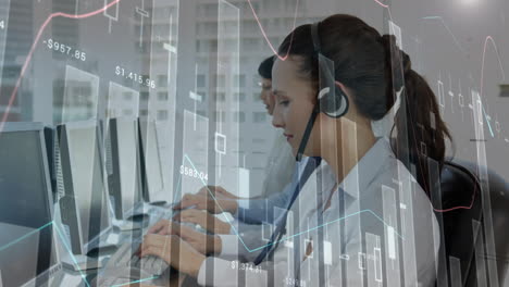 animación de estadísticas y procesamiento de datos sobre personas de negocios que usan auriculares telefónicos