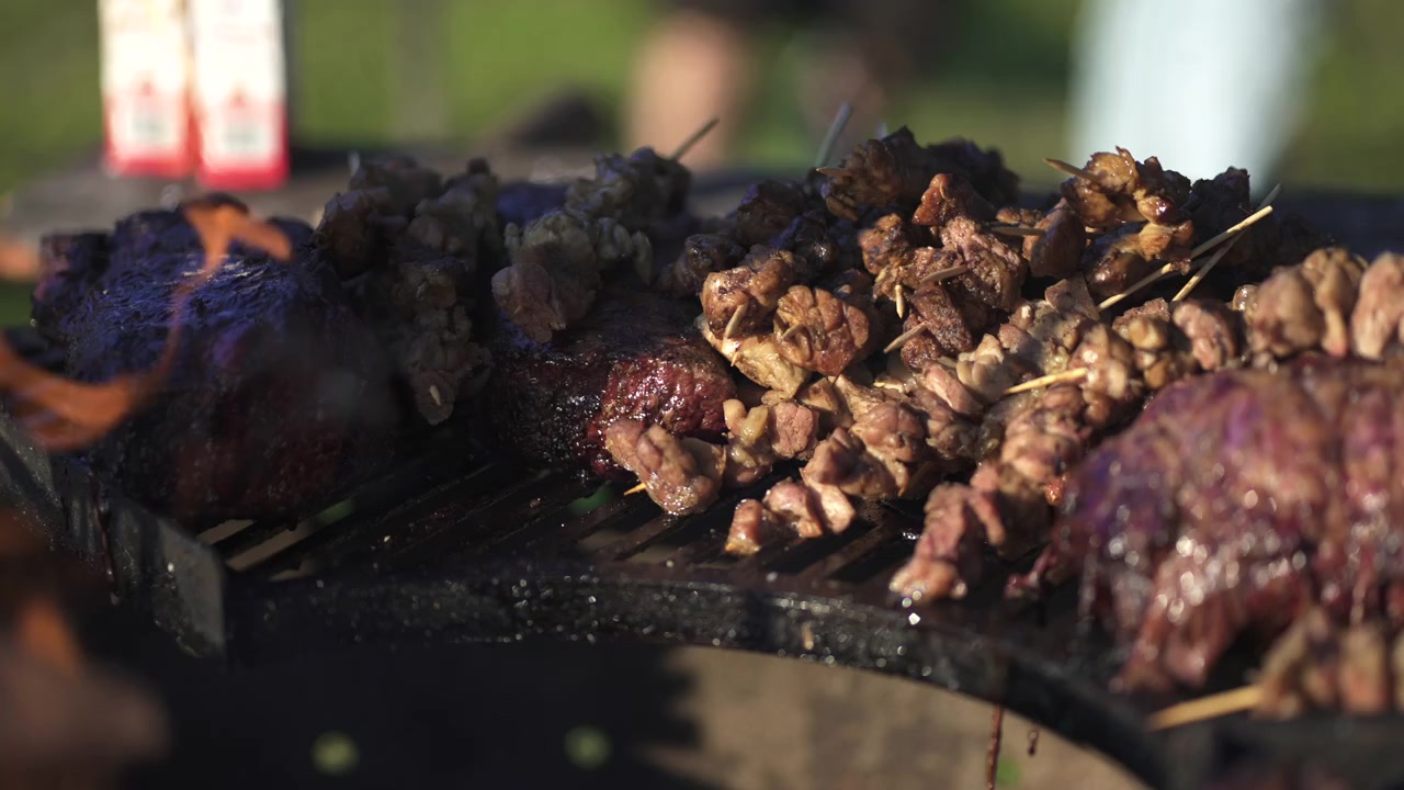 Primer plano de carne a la parrilla, recién preparada en un asado argentino tradicional