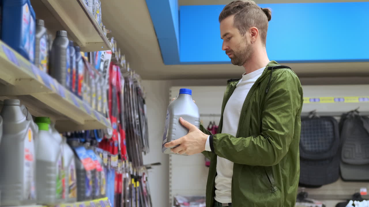 hombre comprando aceite para automóvil en una tienda