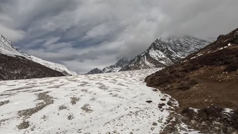 Blick-über-Weite-Schneebedeckte-Moränenebenen