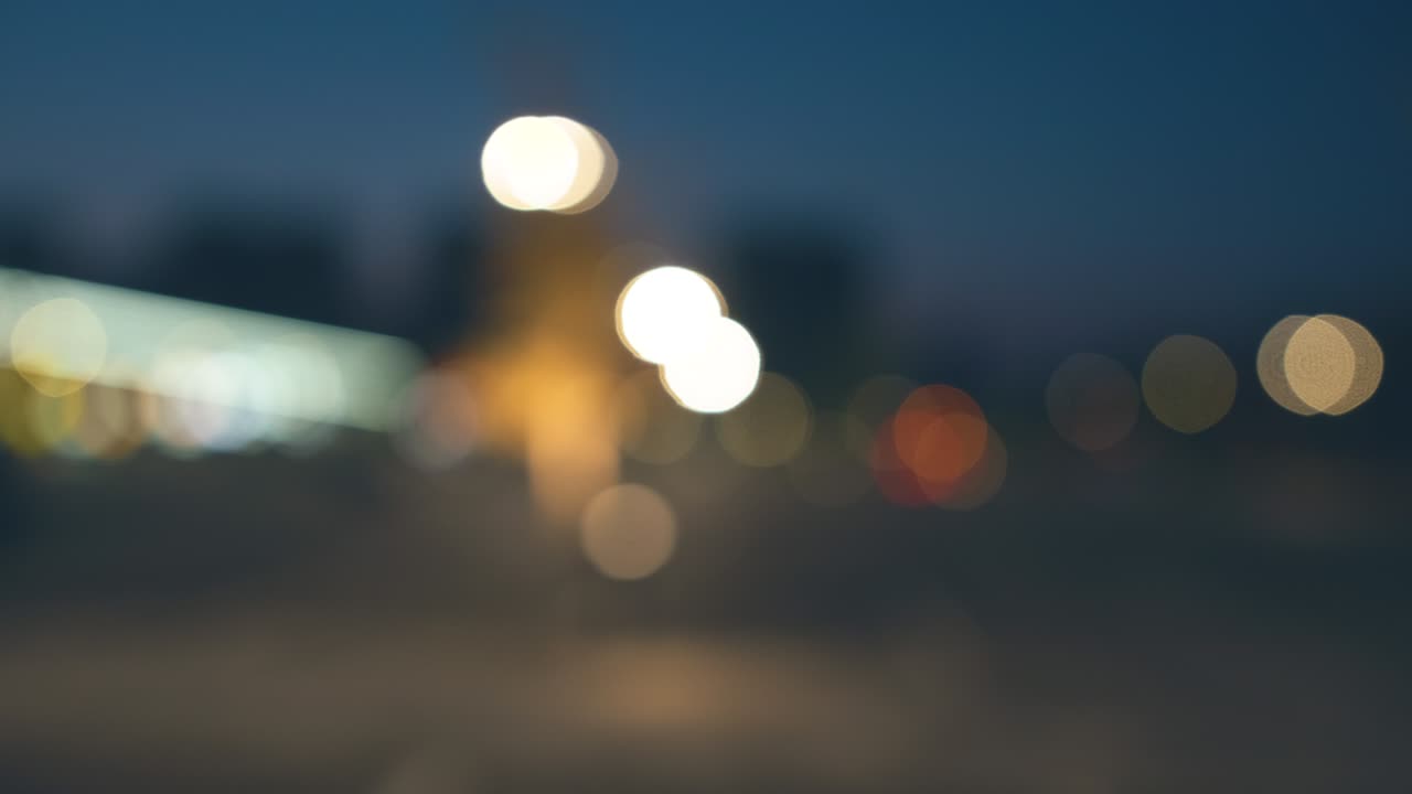 시내 불빛의 흐릿함. 자동차에서 촬영된 모션