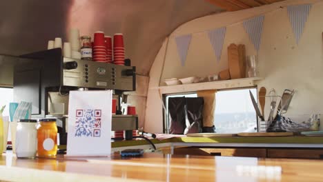 vista del interior moderno de la cocina en un camión de alimentos