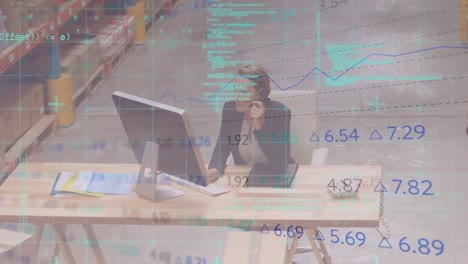 animación del procesamiento de datos sobre una trabajadora caucásica