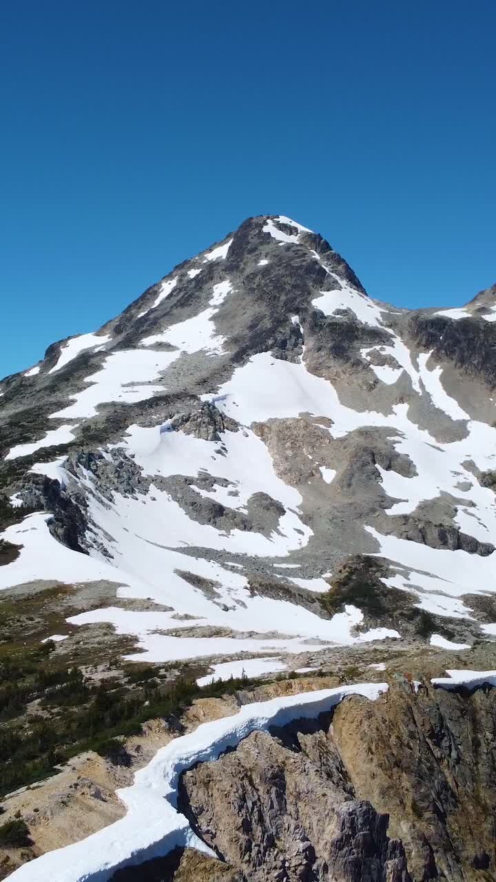 Vista spettacolare di una cima montuosa nella Columbia Britannica, Canada. Ideale per storie sui social media, ispirazione di viaggio e progetti creativi a tema invernale. Video verticale formato 9:16.