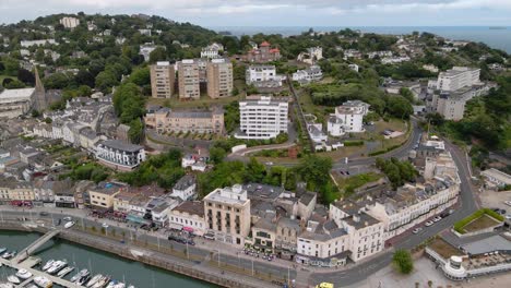 Schöne-Touristenstadtgebäude-Des-Erholungsortes-Von-Torquay,-Devon,-England---Antenne