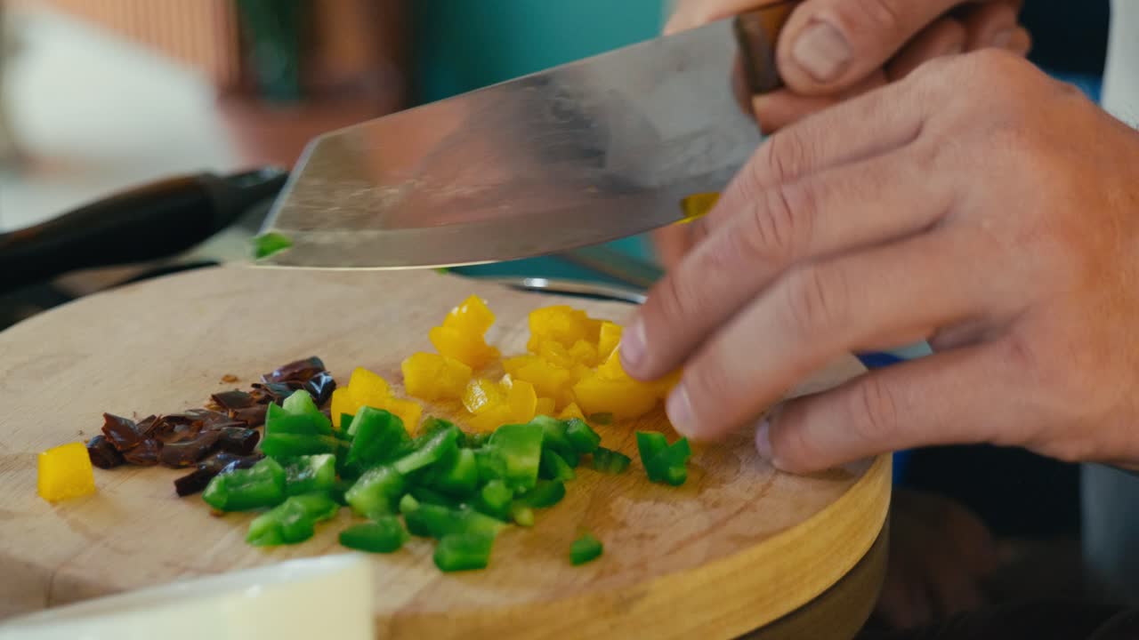 Um chef tailandês cortando ervas frescas e vegetais enquanto prepara ingredientes para a culinária tradicional tailandesa, demonstrando habilidades com a faca e preparação autêntica de alimentos