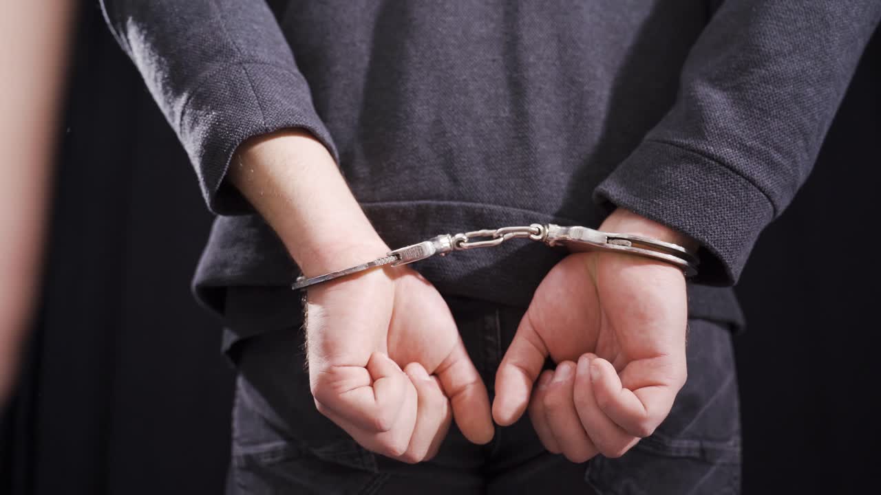 범죄자 남성은 경찰에 의해 수갑을  ⁇ 었습니다.