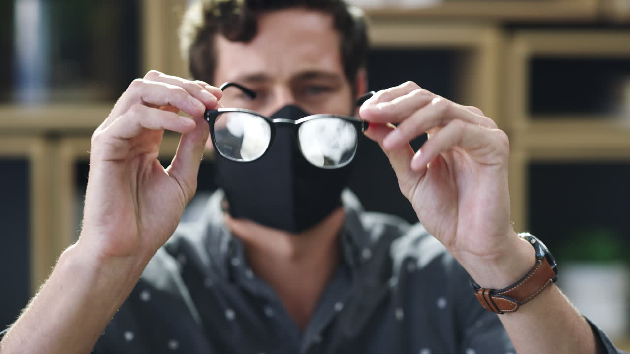 usar una máscara hace que usar tus gafas sea un dolor