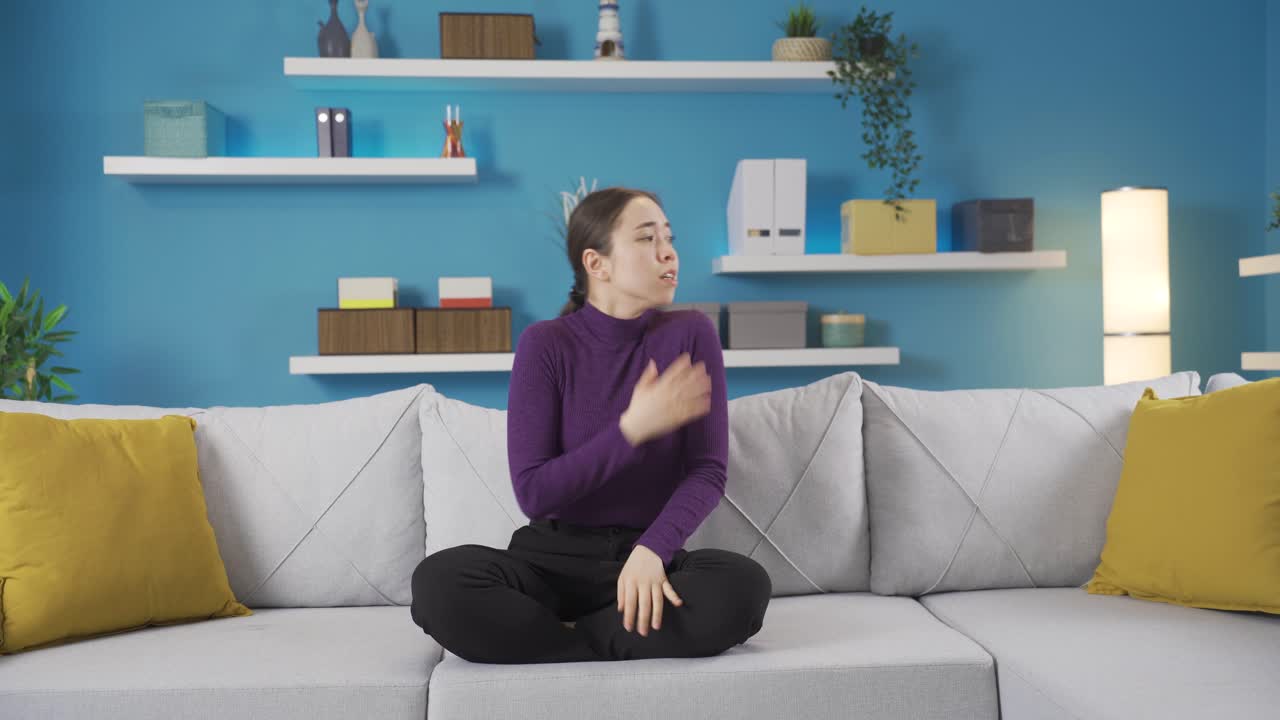 편집증에 걸린 아시아 여성은 여성이 아닌 목소리를 듣고 그 목소리에서 벗어나려고 합니다. 정신 질환입니다.