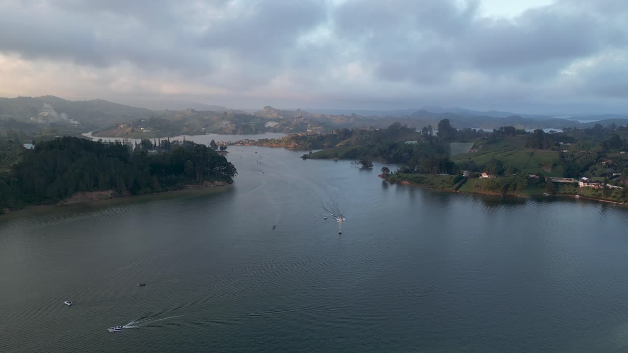 돌, 과타페 페뇰과 과타페 마을의 전망 하루 저녁에 메델린, 안티오키아, 콜롬비아 근처의 과타페 저수지