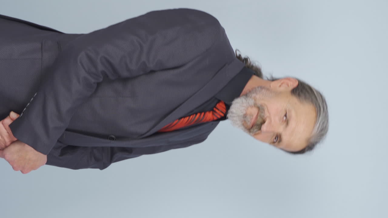 ⁇ 은 사업가가가 카메라에 눈을  ⁇ 이는 수직 비디오.