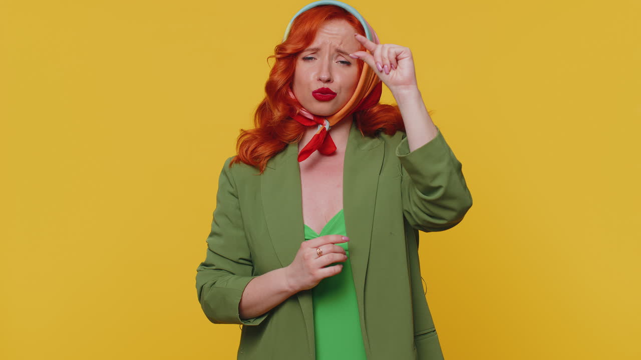 소녀는 회의적인 미소와 함께 약간의 몸짓을 보여주고, 최소한의 기호를 보여주고, 작은 크기를 측정합니다.